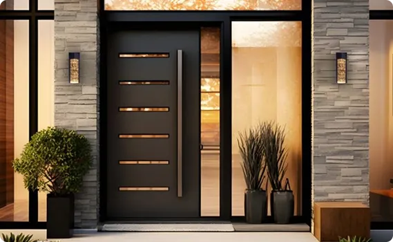 Buitendeur met glaspanelen waar zacht licht van lampen doorheen valt