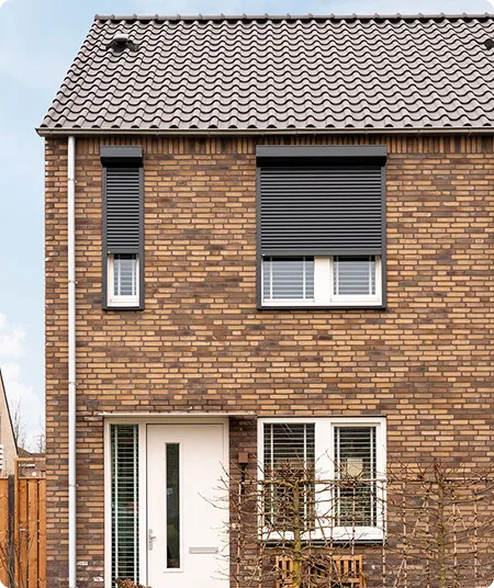Nederlands huis met rolluiken, kozijnen en een moderne voordeur voor een eigentijdse uitstraling