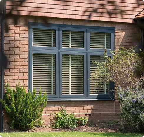 Kozijn met zes ramen en strakke lijnen voor een moderne uitstraling