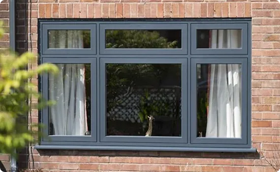 Zwart kozijn met zes ramen op een moderne woning voor een strakke uitstraling