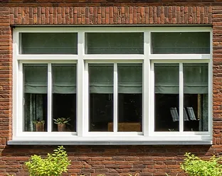 Kunststof kozijn op een woning, strak en onderhoudsvriendelijk