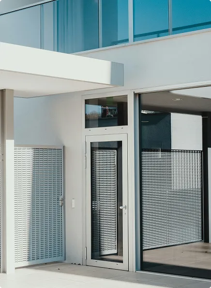 Minimalistisch wit huis met moderne voordeur en kozijnen