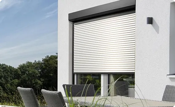 Witte rolluik op achtertuindeur voor extra privacy en zonwering