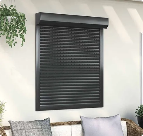 Zwarte rolluik op een witte muur voor een strakke, moderne uitstraling