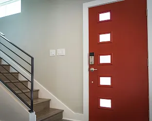 Stijlvolle rode voordeur met glas en metalen handgreep